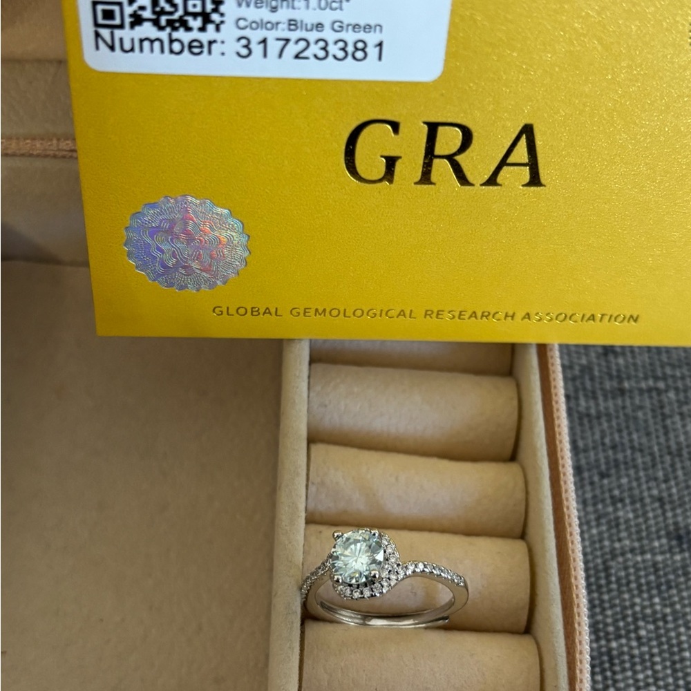 Elegant adjustable Silver Ring with Blue-Green Gemstone Moissanite